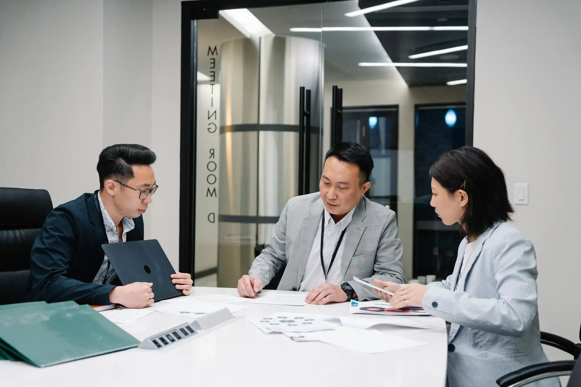 智能设备与电脑配件选型指南：北京企业办公的高效搭配方案